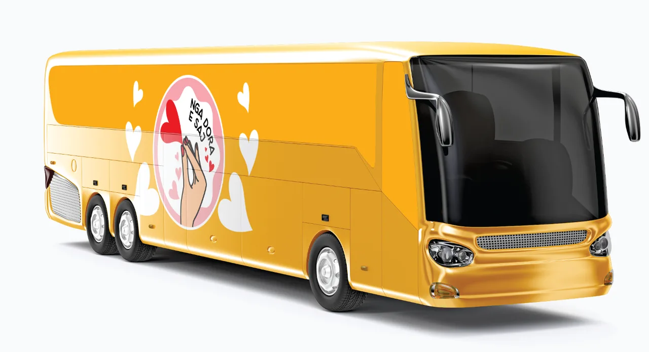 Autobus i verdhë me grafikën “Nga e dora e saj”