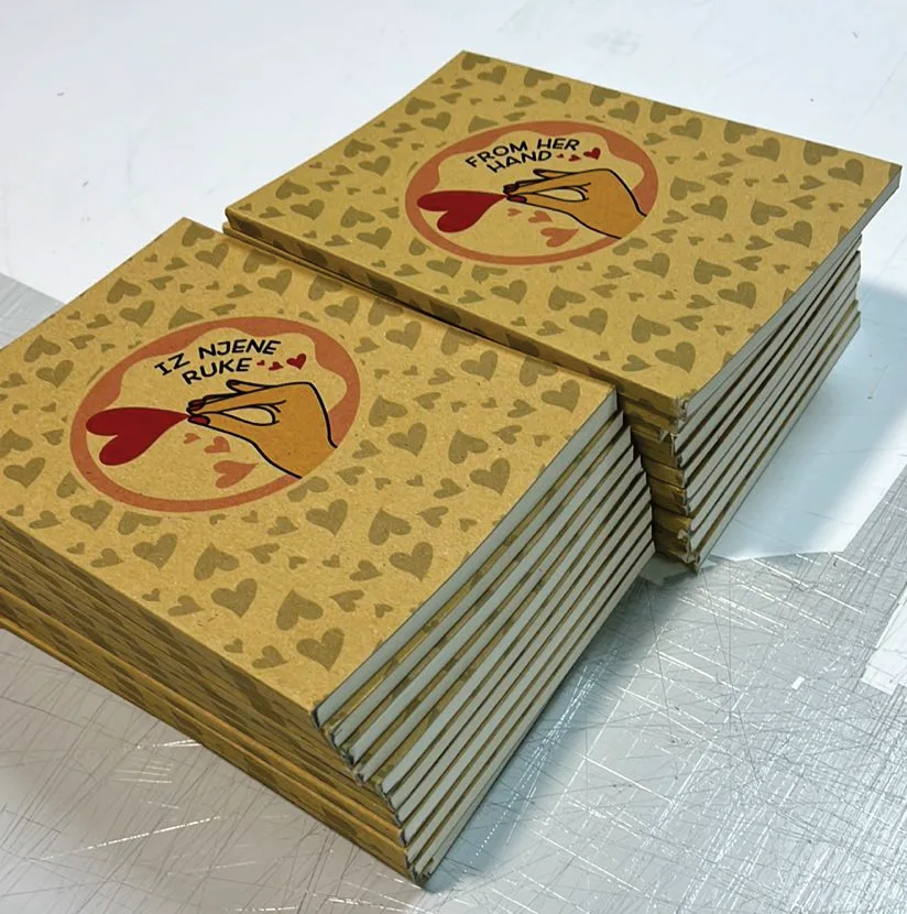 Fletore dhe blloqe të serisë “Nga e dora e saj”